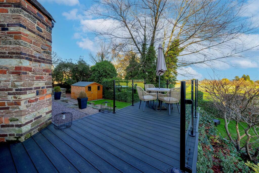 Patio decking  area SAPL3789-20251125-DxO_DeepPRIM