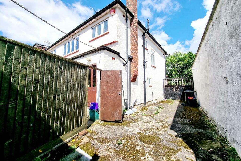 DRIVEWAY TO SIDE/EXTENSION POTENTIAL