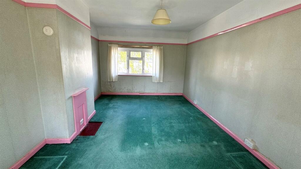 Bedroom 1.jpg