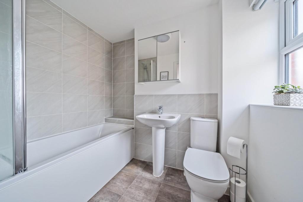 Bedroom 1 - ensuite 