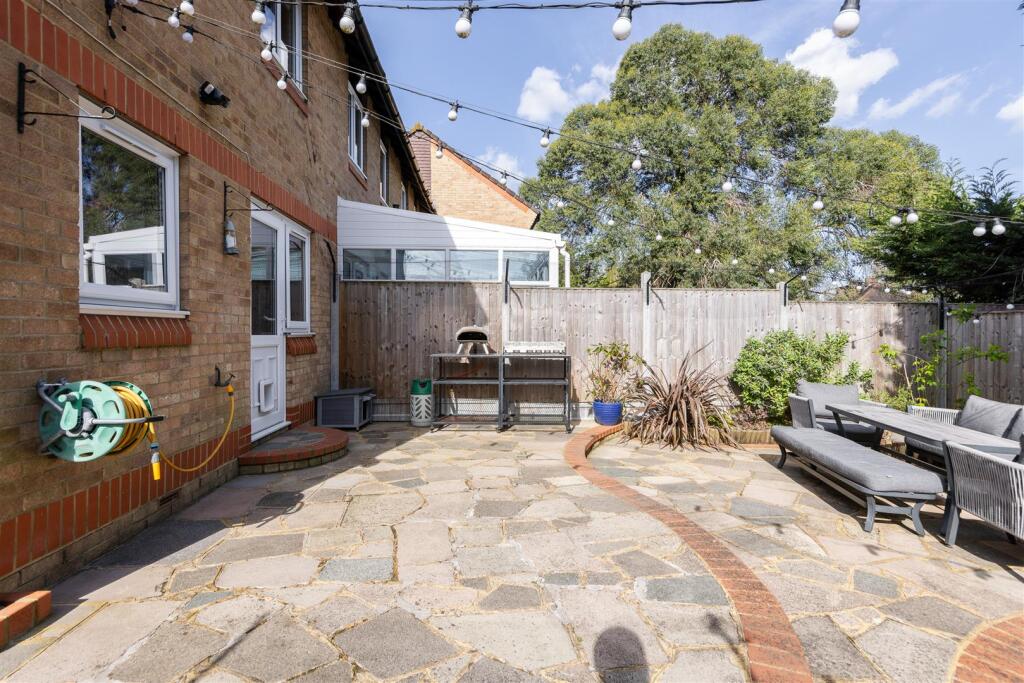 Hookstone Way, IG8
