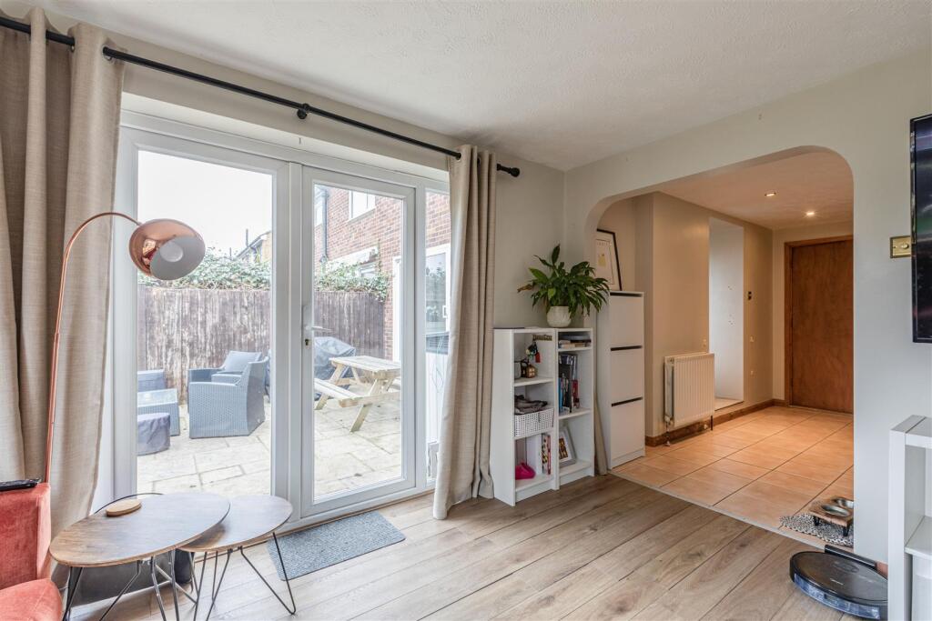 12 Gaveston Close, Byfleet, KT14 7HE - 10.jpg