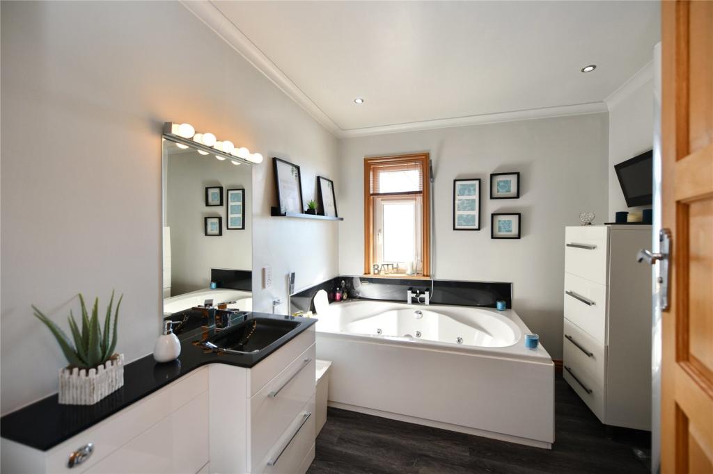Master En-Suite