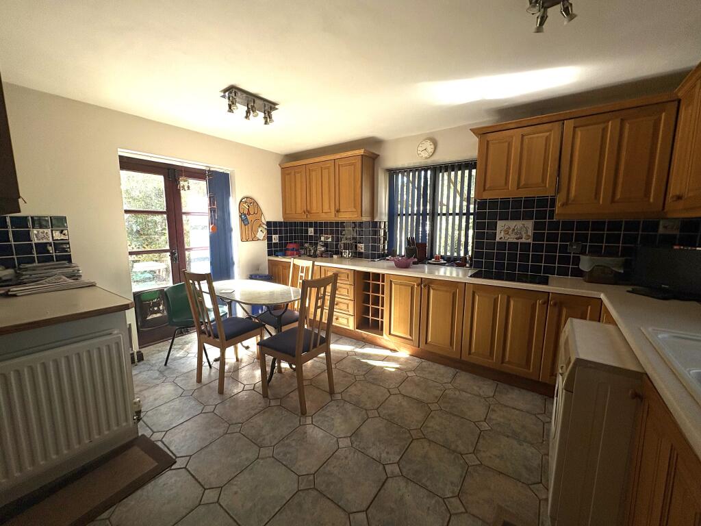 KITCHEN/DINING ROOM