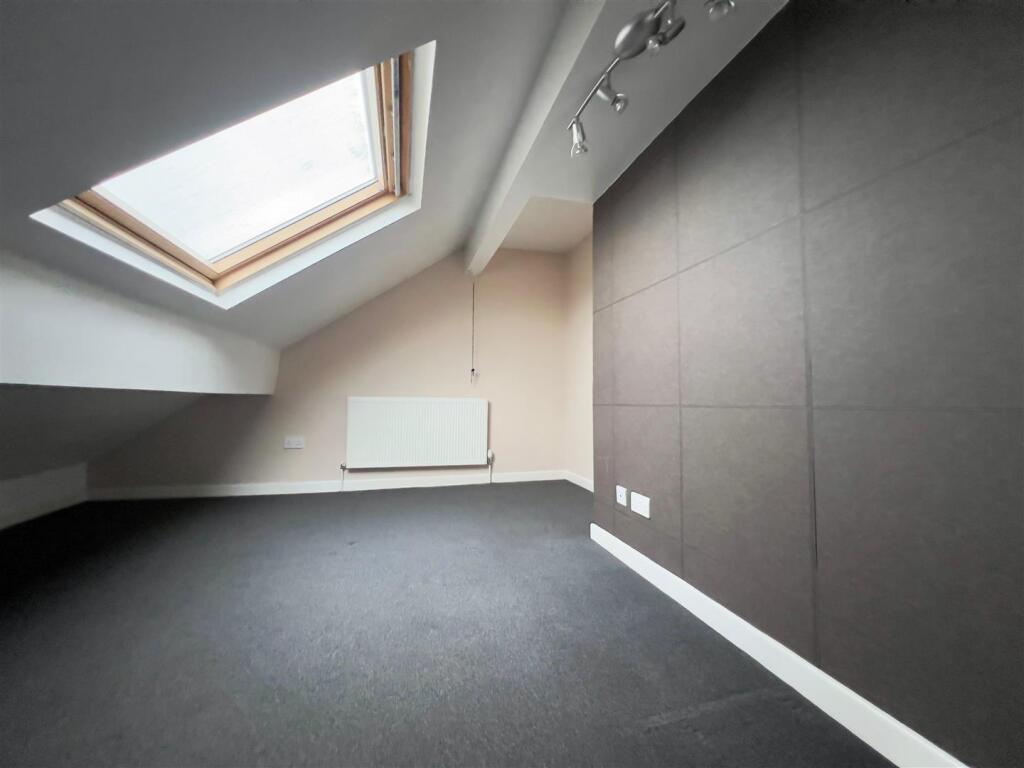 USE bedroom 2 (5).jpg