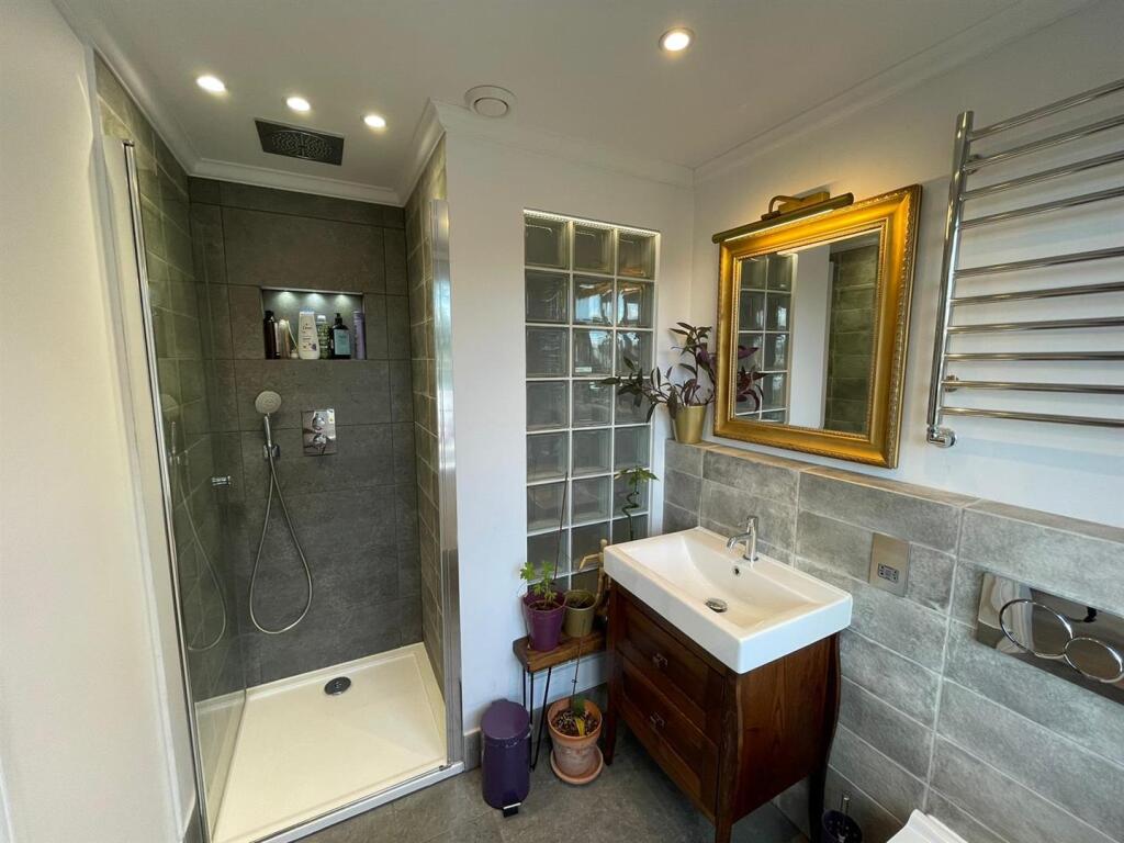 Image 26 - Ensuite (1).jpg