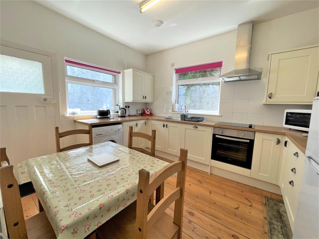 Kitchen 3.JPG