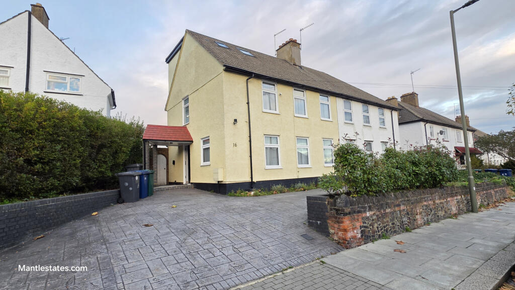 4 Double Bedroom semi-detached house for sale on 