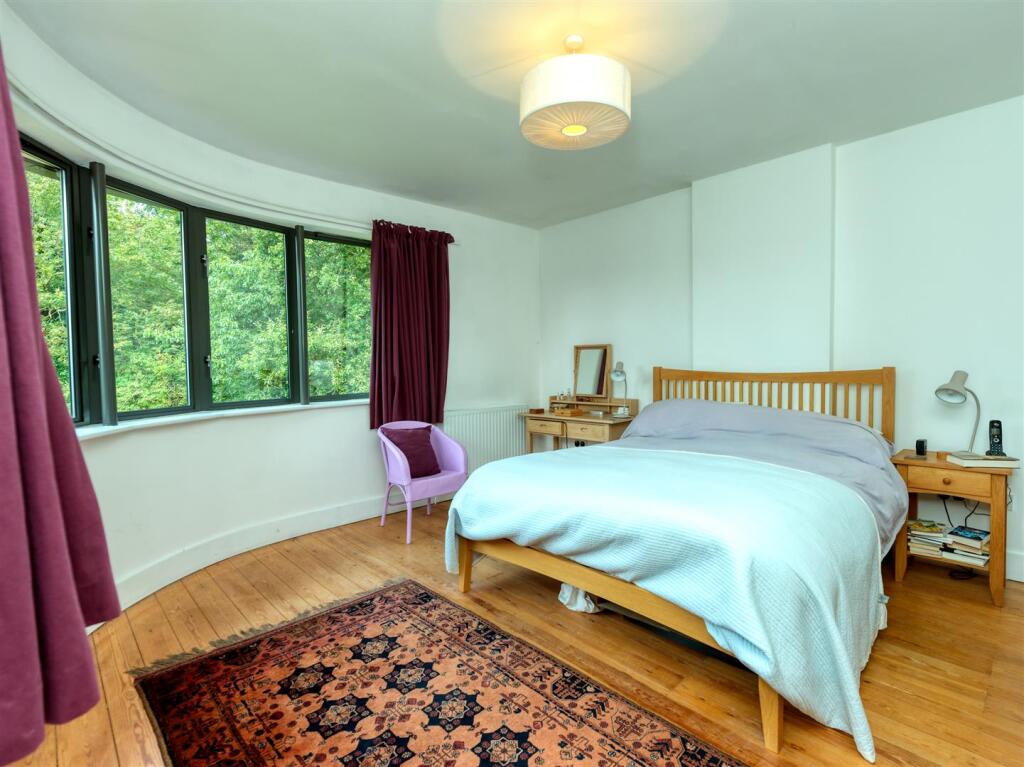 Bed 1.jpg