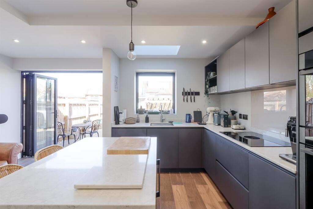 Kitchen (8).jpg