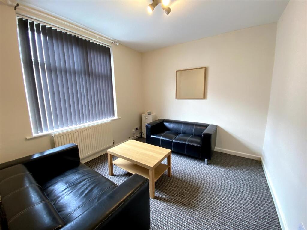 f1.1eg.lounge.JPG