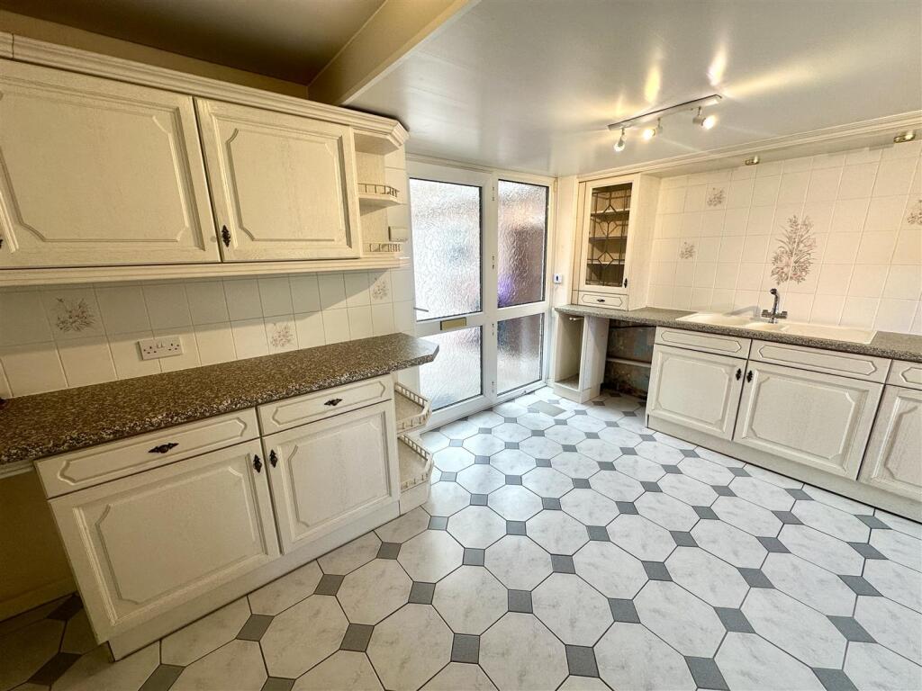 KITCHEN/BREAKFAST ROOM