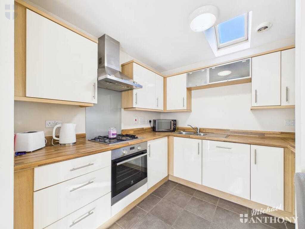 CAM03218G0-PR0830-STILL011-thumbnail-h750-70