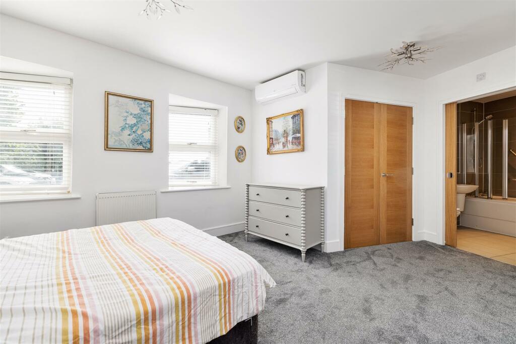 Eastwood Road, E18