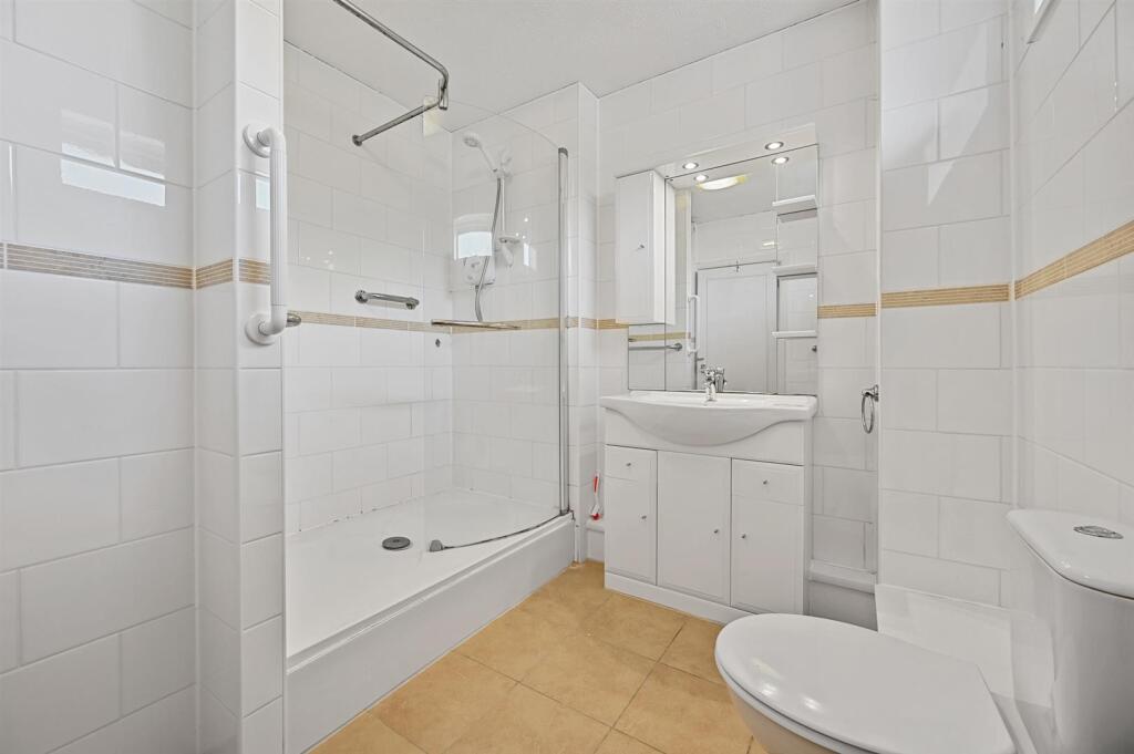 BCLR - 19 Coniston Court - Bathroom (4).jpg
