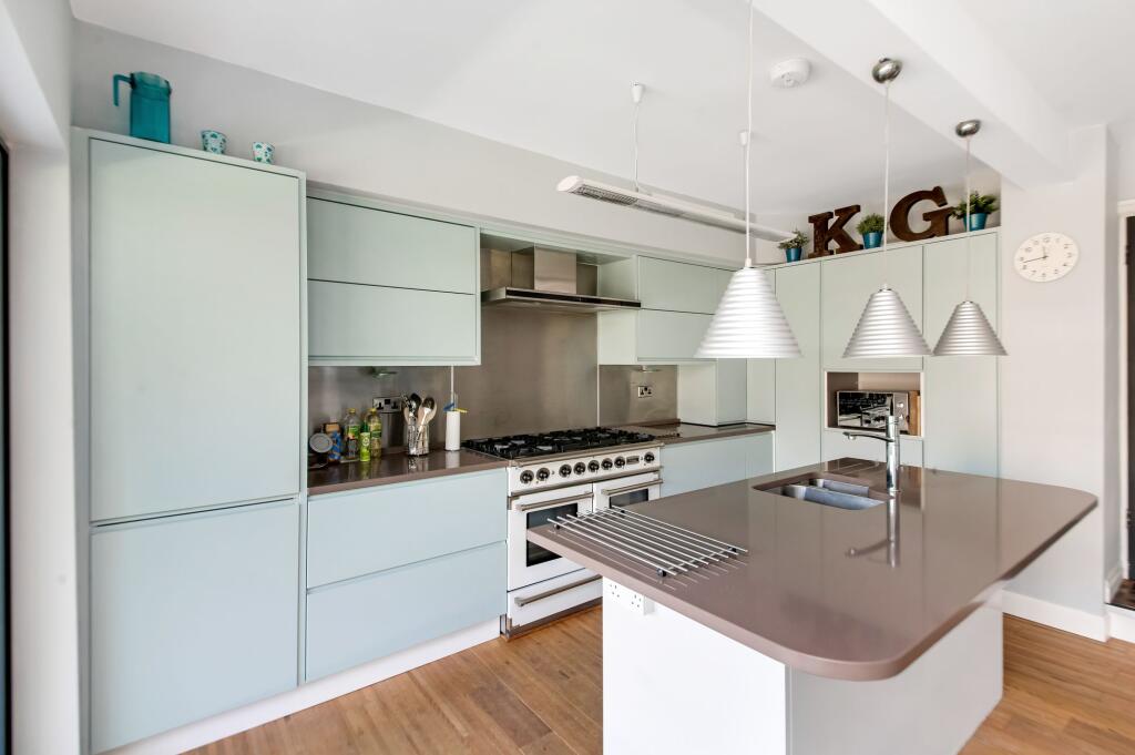 OPEN-PLAN DINING KITCHEN