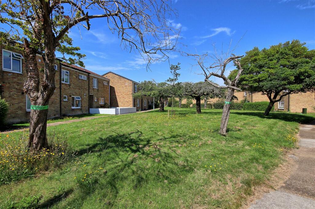 Communal space to the front of property.jpg