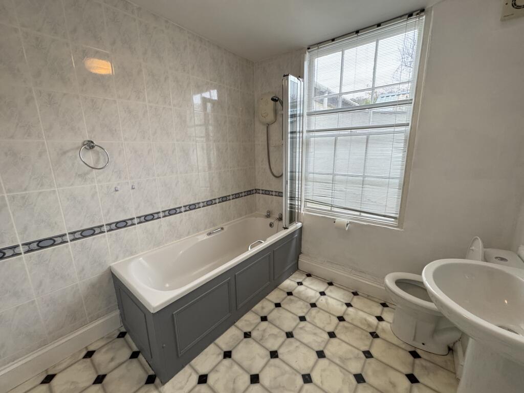 39 The Strand - bathroom