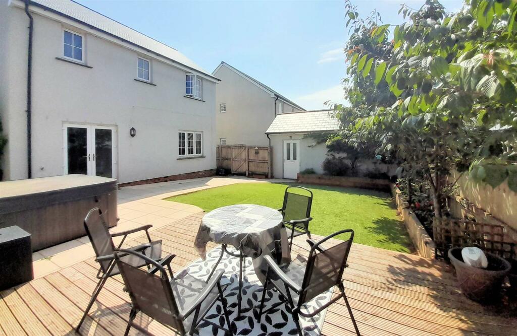 Rear garden 2 .jpg
