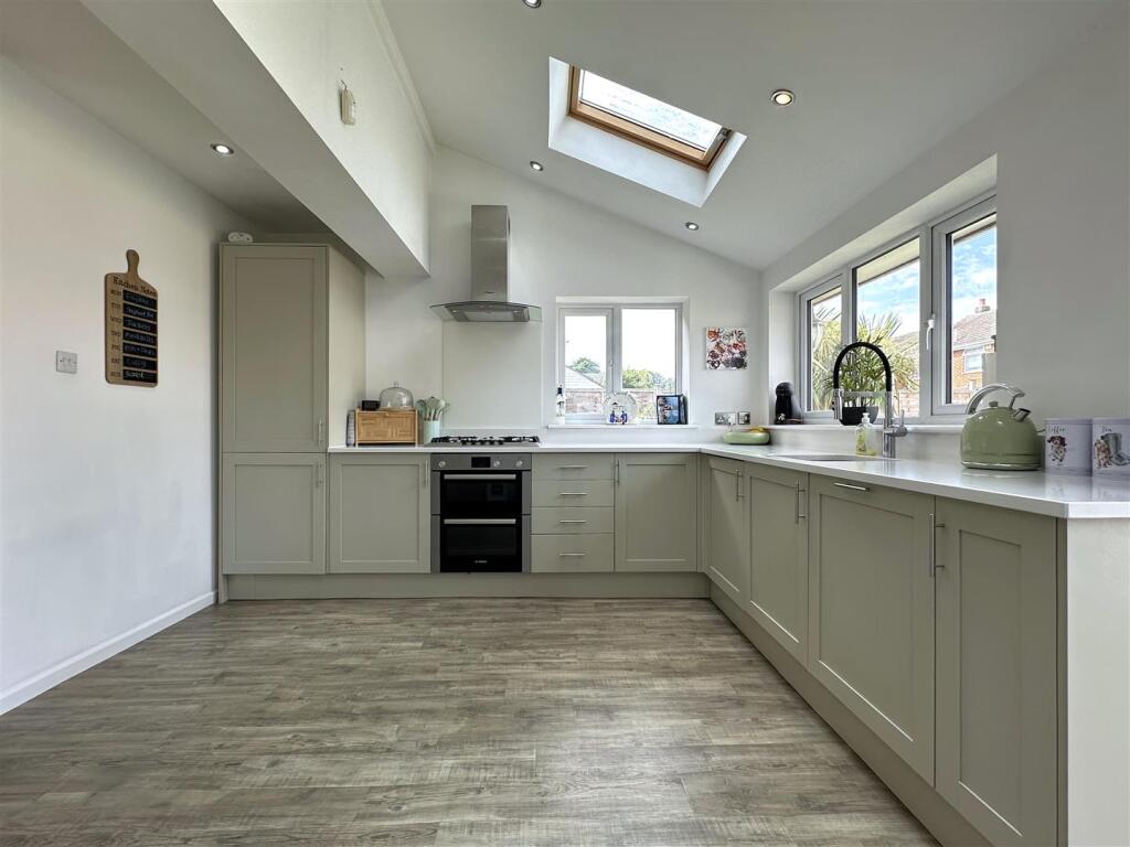 Stylish Contemporary Kitchen 662