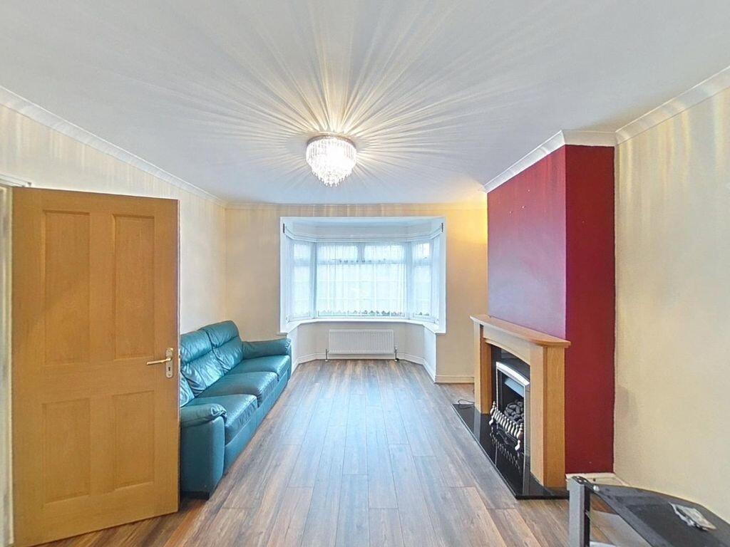 Bannister close (...