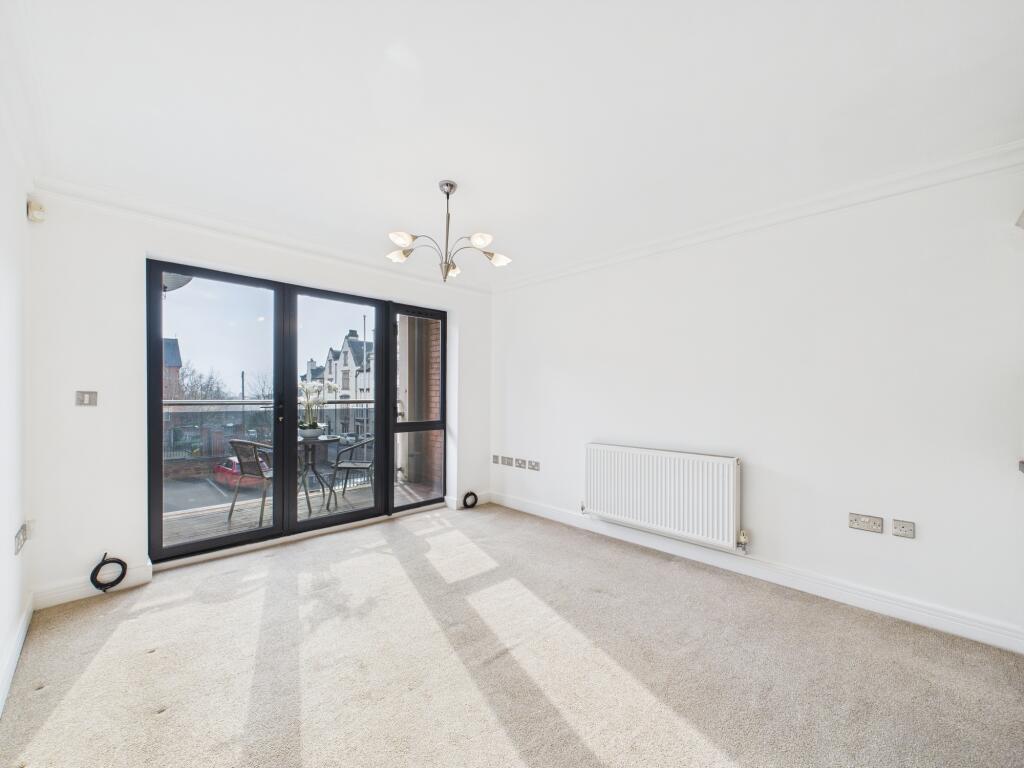 CAM03674G0-PR0412-STILL004