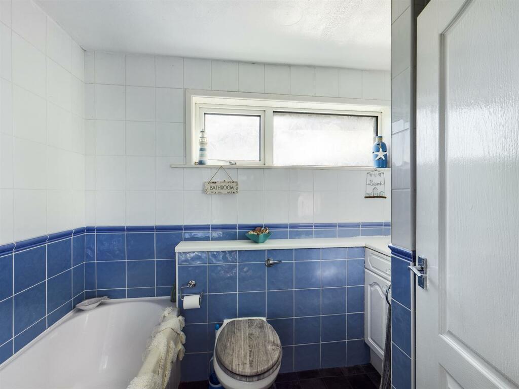 Bathroom (2).jpg