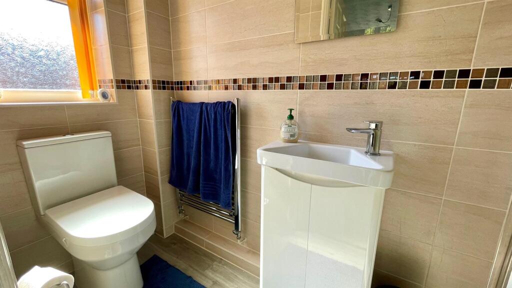 MODERNISED EN-SUITE SHOWER ROOM