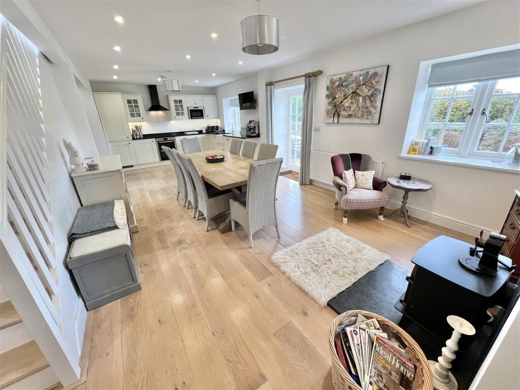 Kitchen/ Dining Room