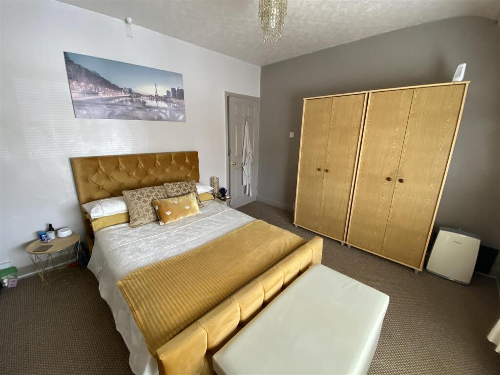 Bedroom no.1 front double: