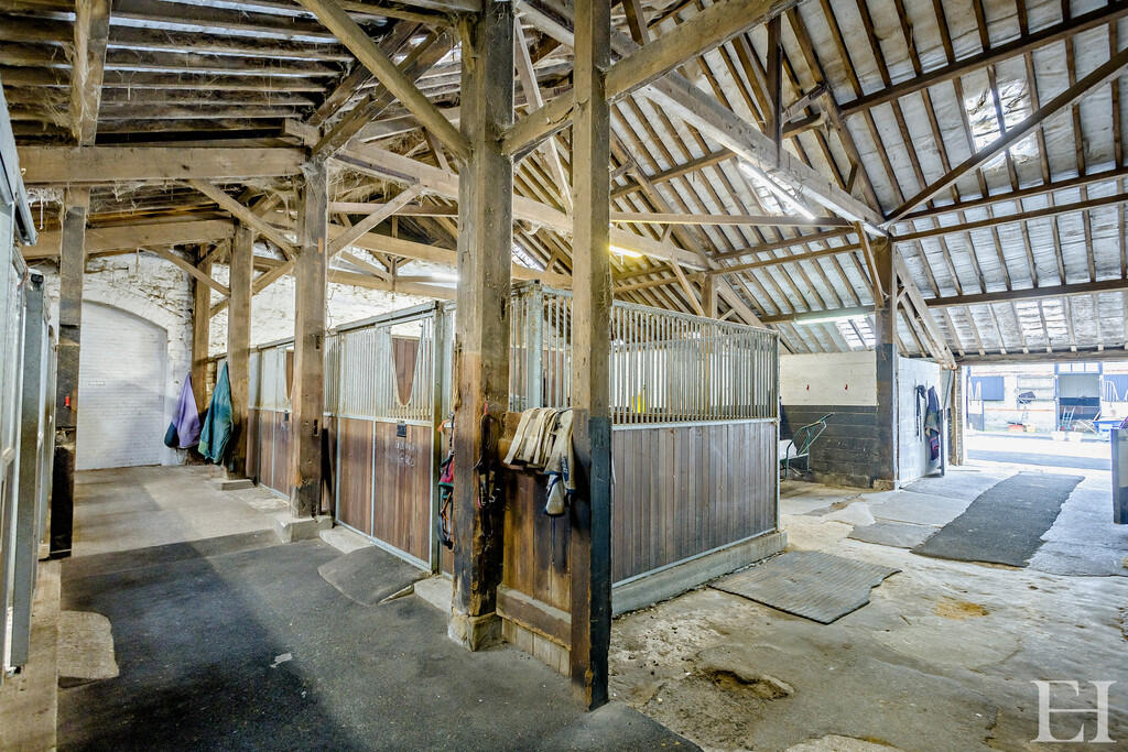 8646487-interiorW...