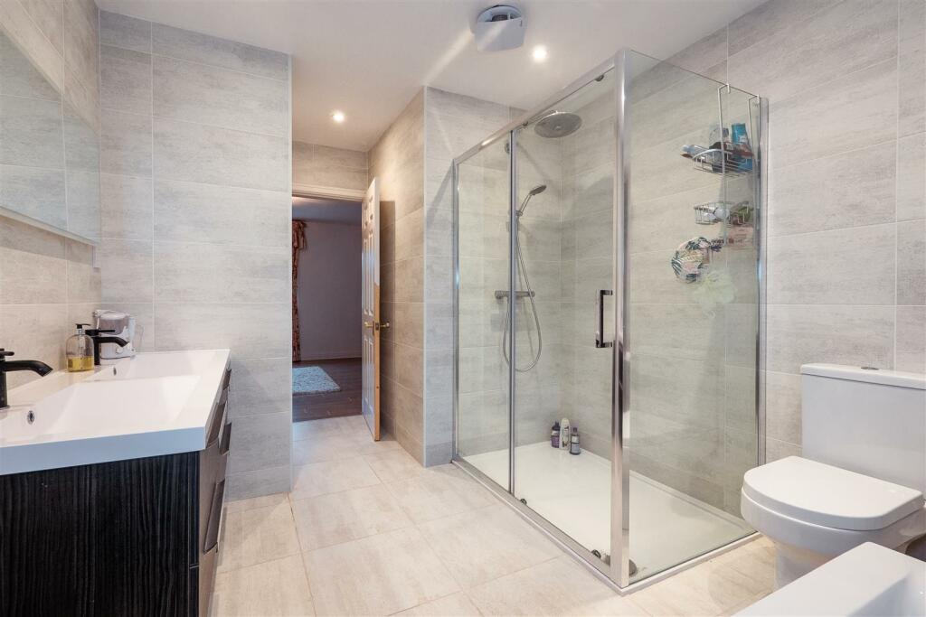 Bed 1 En Suite
