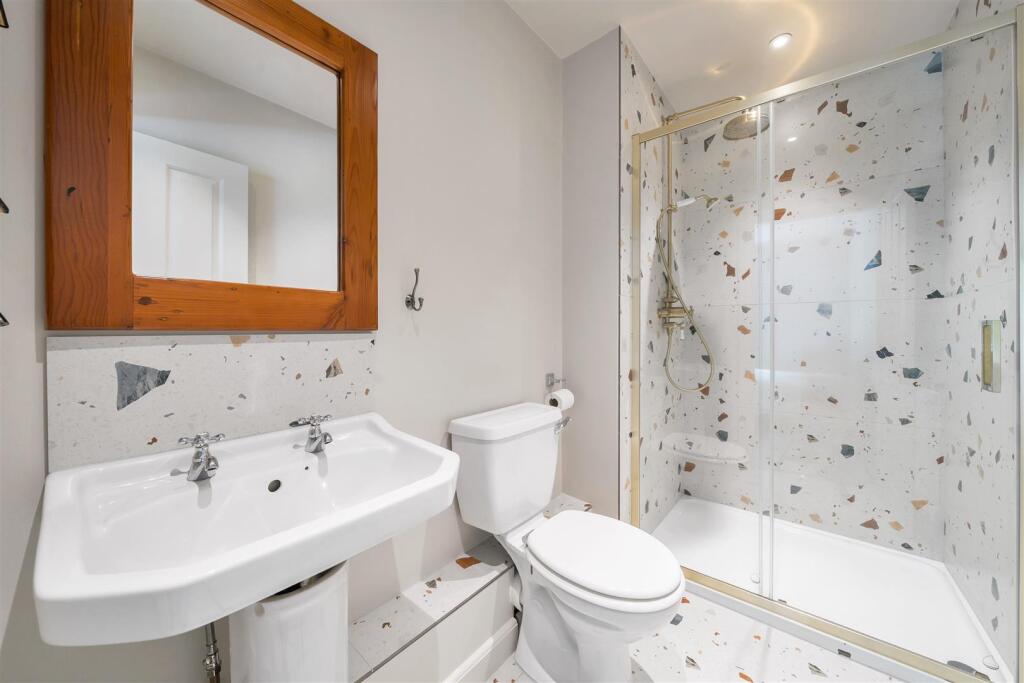 Jubilee Cottage Bedroom 1 En-Suite.jpg
