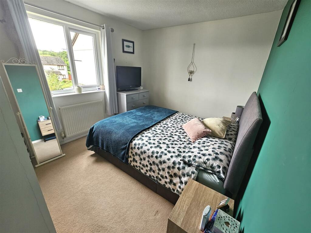 Bedroom 1.jpg