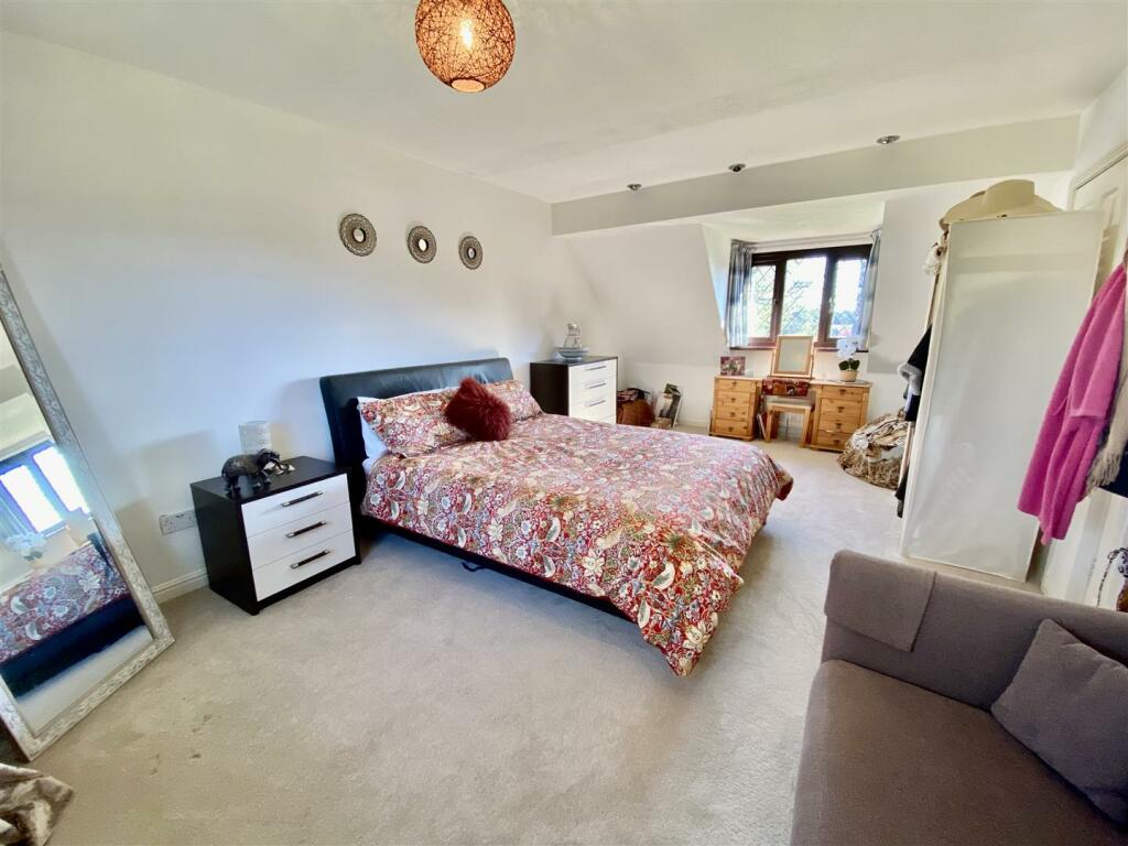 PRINCIPAL BEDROOM SUITE
