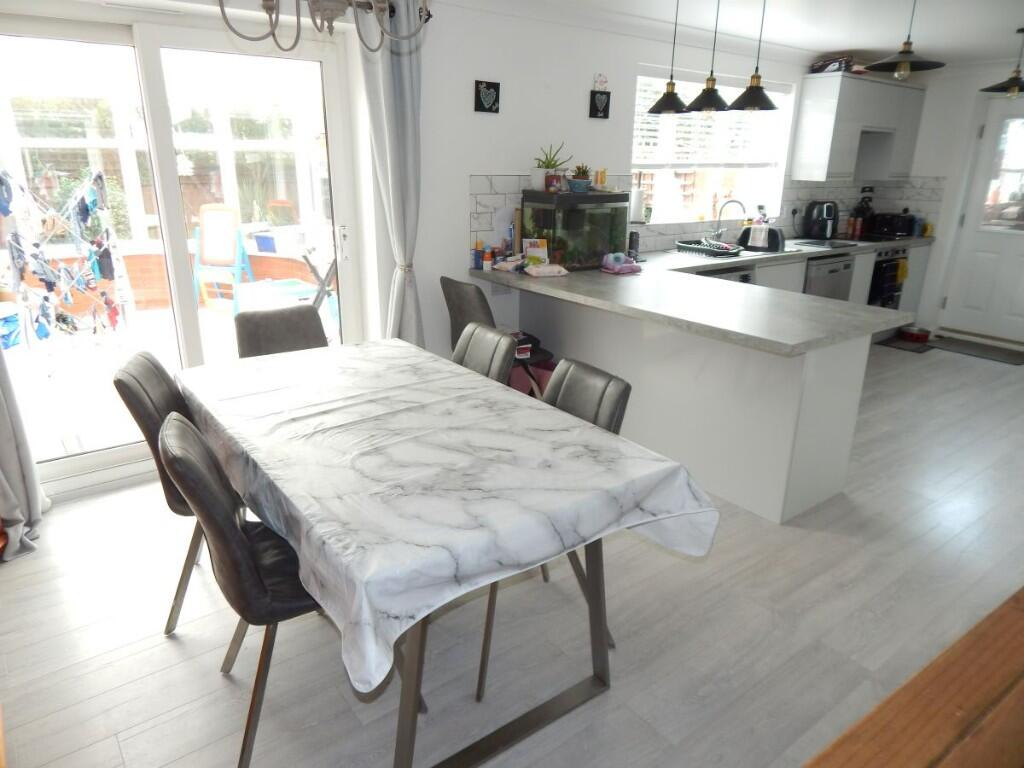 KITCHEN/DINING ROOM