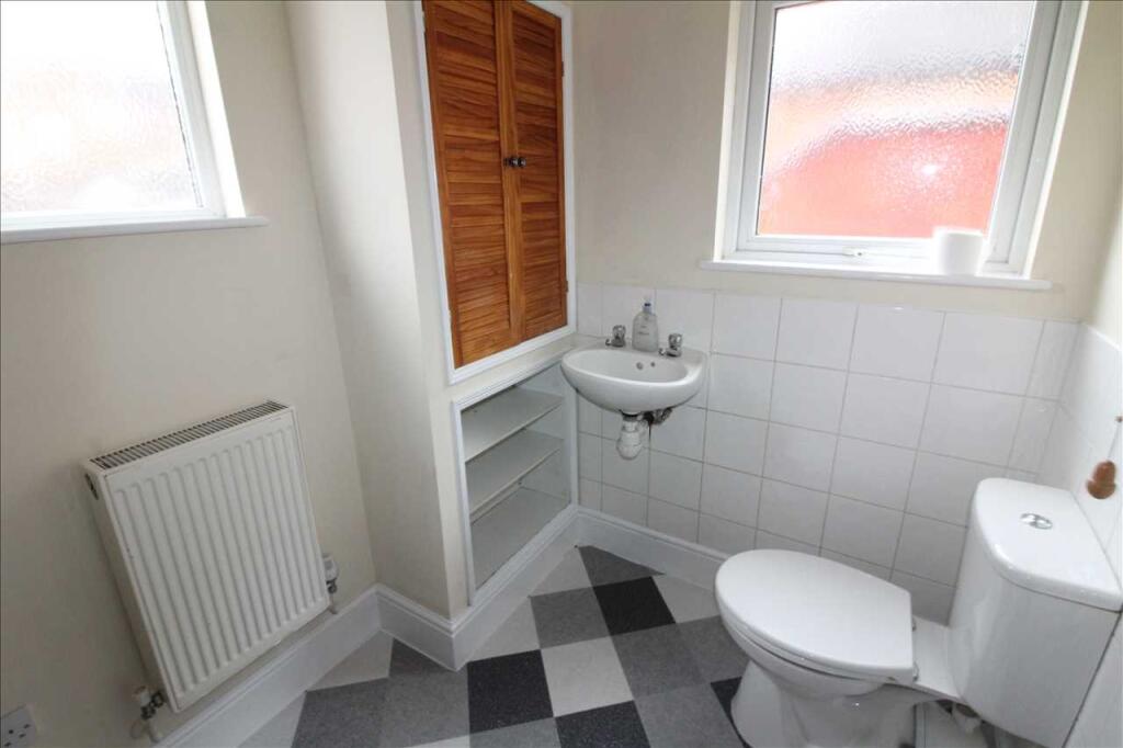 CLOAKROOM/UTILITY