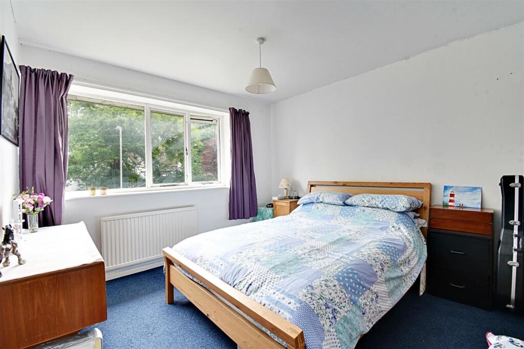 Bedroom 1_1.jpg
