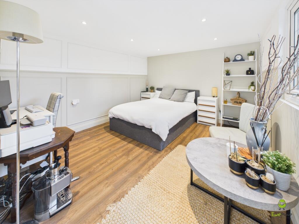 CAM03418G0-PR0191-STILL001