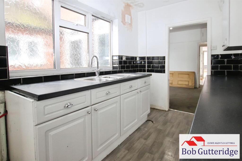 FITTED KITCHEN