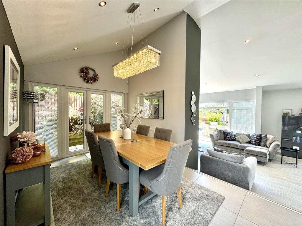 KITCHEN/DINING ROOM