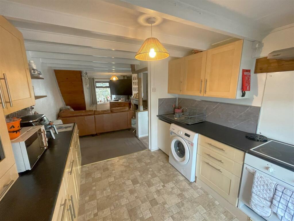 kitchen 2.jpg