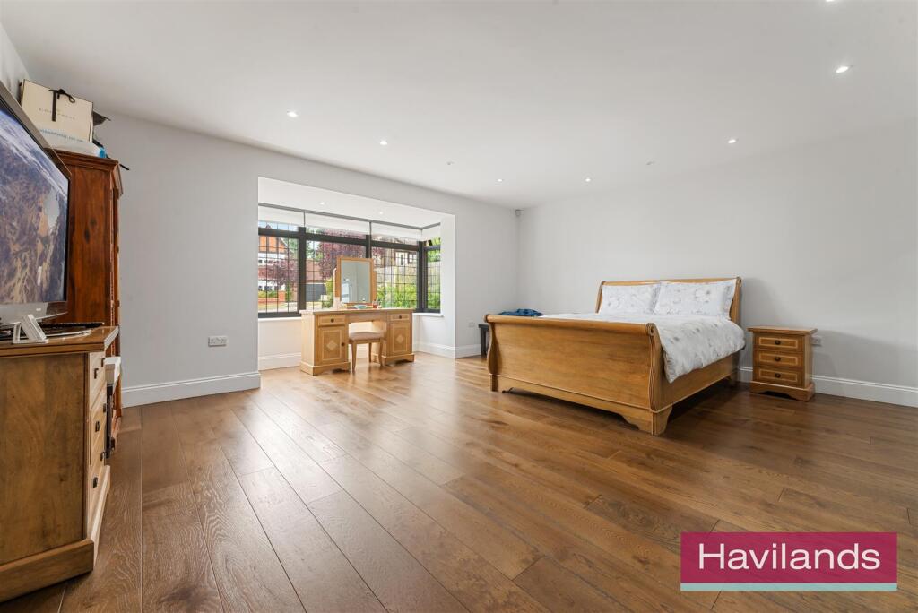 Eversley Crescent-2.jpg