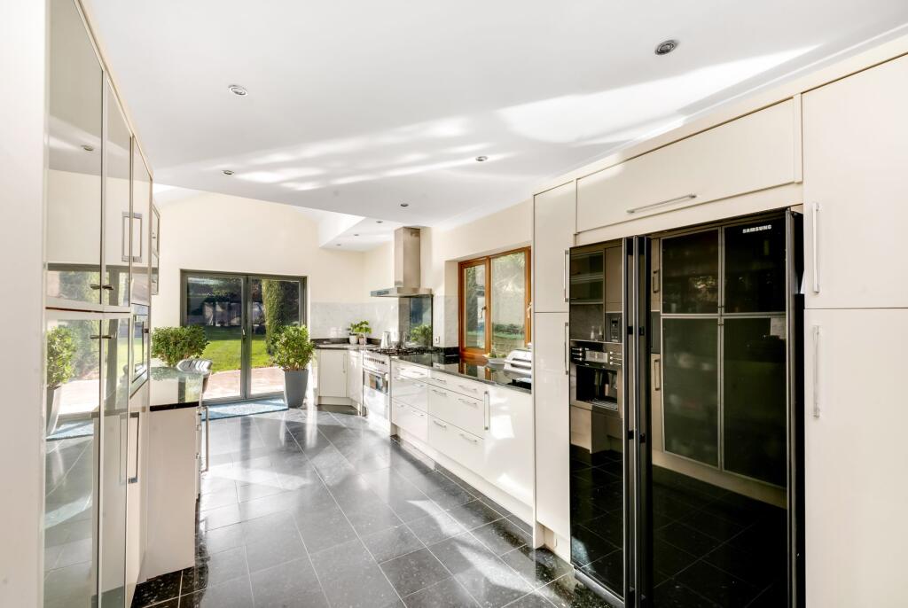 LIVING/DINING KITCHEN