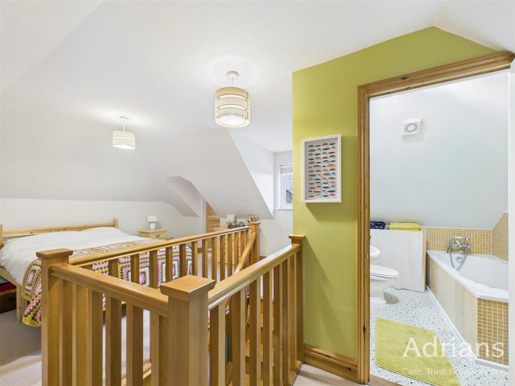 FIRST FLOOR EN-SUITE