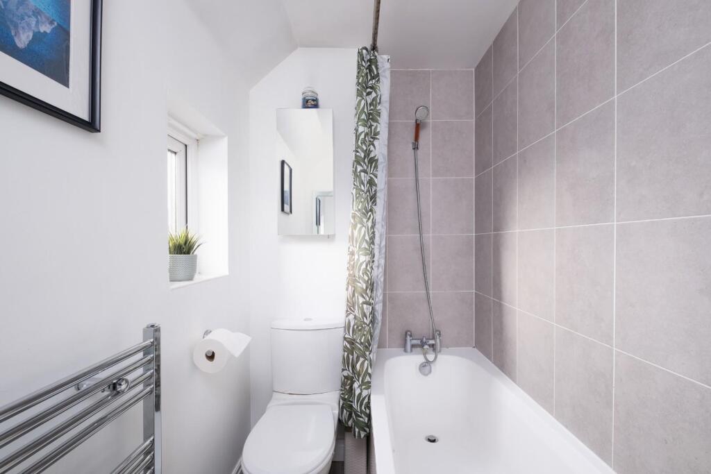 6 TRUBSHAW CLOSE--12.jpg