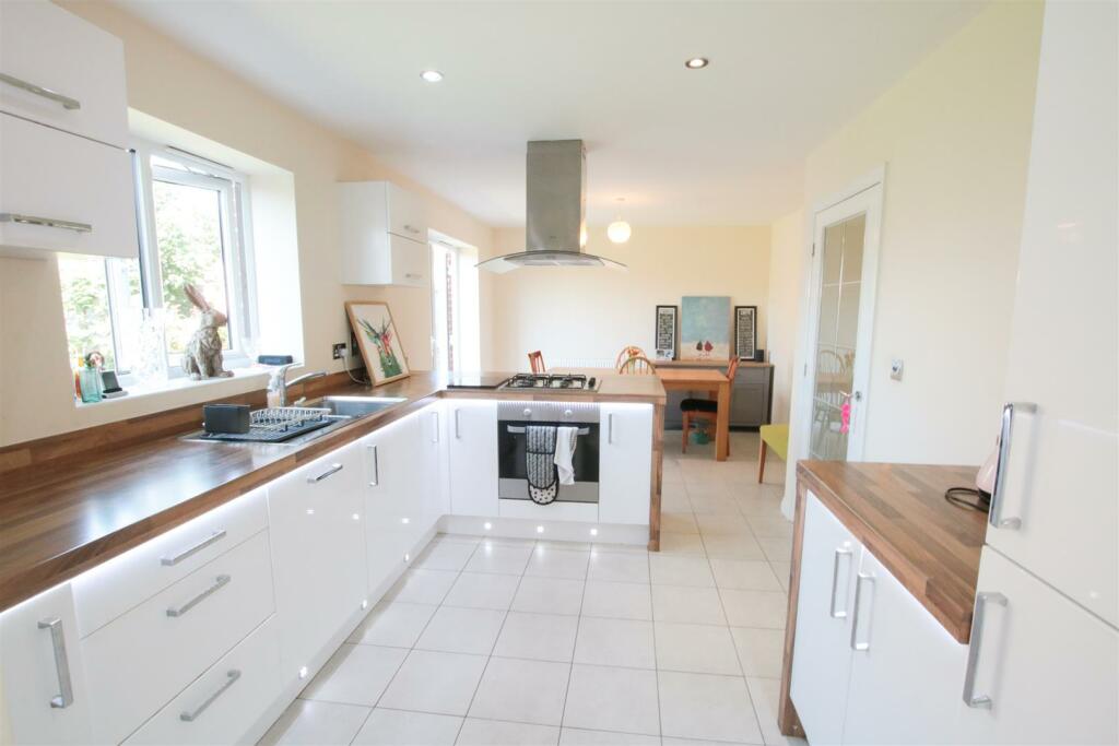 OPEN PLAN LIVING/ DINING/ KITCHEN