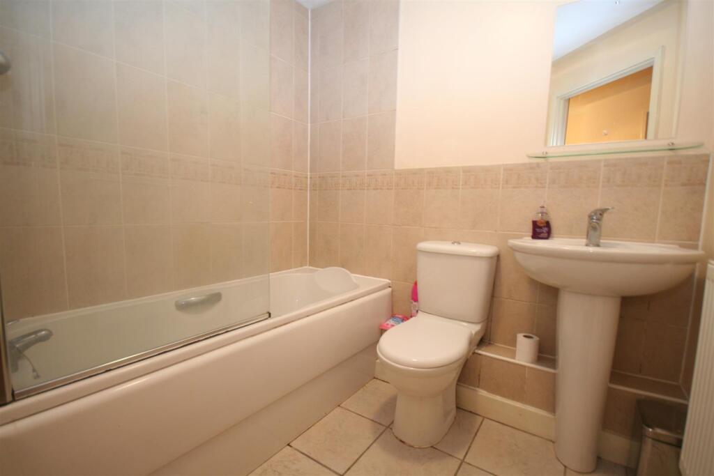 Saxon Court 7 Family bathroom.JPG