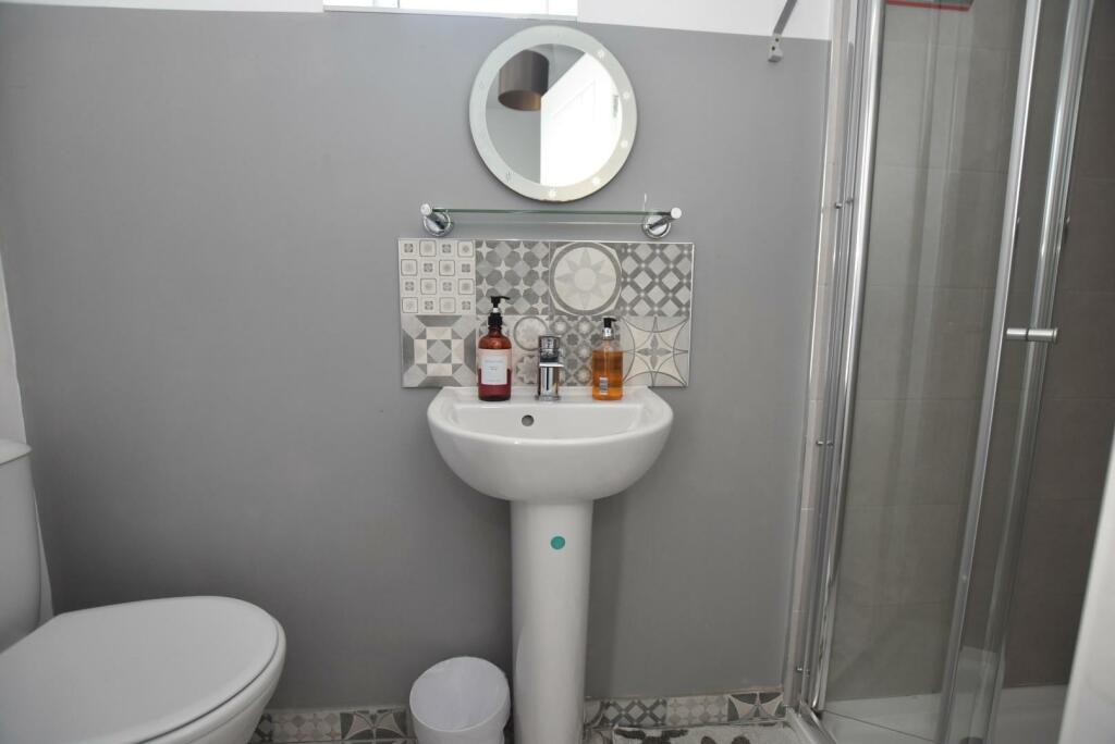 FLAT B - Bed 1 en suite.jpg