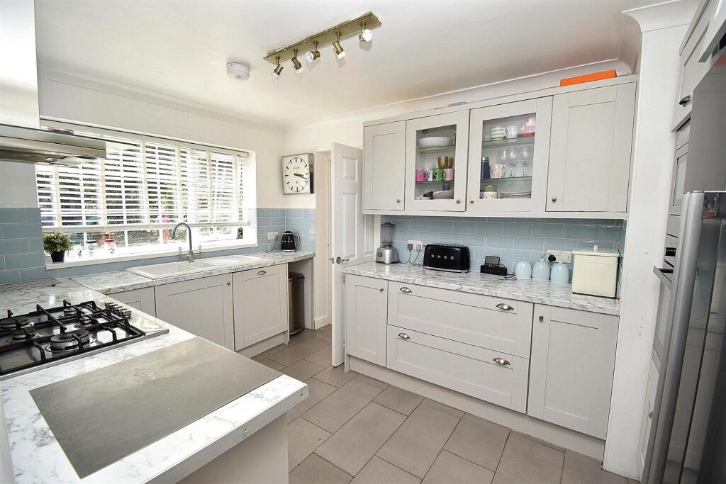 KITCHEN 1.JPG
